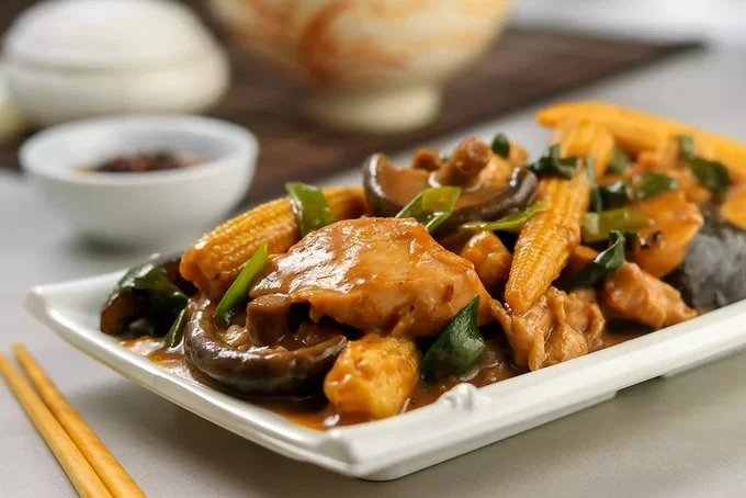 Cơm gà om Món ăn quen thuộc của các nhà hàng và cả bữa ăn gia đình của người Trung Quốc. Thịt gà được tẩm ướp cùng nước sốt và dầu hào, xào với tỏi và gừng và sau đó dùng với cơm. Đây cũng là món ăn mà du khách thường được phục vụ trong các nhà hàng. Ảnh: Spruce.