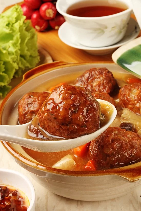 Thịt viên Đây là món ăn nổi tiếng ở miền đông Trung Quốc. Thịt viên và rau được nấu trong nồi đất sét hoặc lò nướng. Ảnh: Shutterstock.