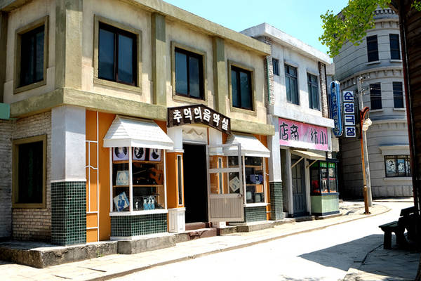 Phim trường Suncheon được chia làm ba khu vực, đại diện cho mỗi thời đại khác nhau. Ở dãy phố dành cho nhà giàu có rất nhiều tiệm bánh, cửa hàng may quần áo, chụp hình...