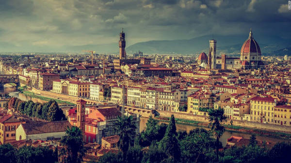Florence: Thành phố quyến rũ này là thủ phủ của vùng Tuscany và được coi là nơi khai sinh của thời kỳ Phục hưng. Nhà thờ Duomo có niên đại từ thế kỷ thứ 13 là một trong những điểm du lịch hấp dẫn nhất thành phố cùng với cây cầu Ponte Vecchio và triển lãm tranh Uffizi.