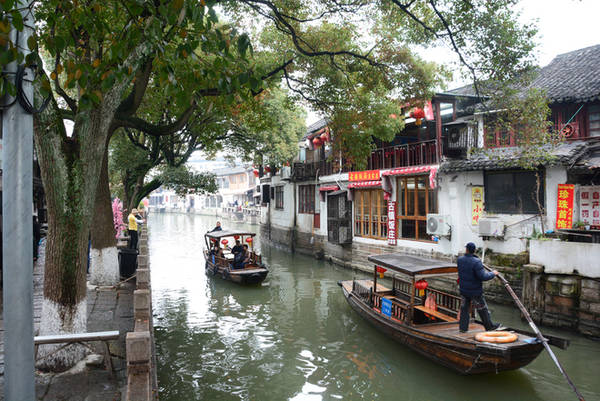 Sông Tào Cảng chạy quanh thị trấn, 9 con phố kéo dài men theo các nhánh sông cùng hơn nghìn ngôi nhà xây từ thời nhà Minh và Thanh. Bởi vậy ngồi thuyền ngắm cảnh là một trong những trải nghiệm ấn tượng nhất ở đây. Một thuyền được ngồi tối đa 6 khách.