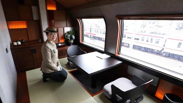 Trên tàu du lịch siêu sang này có các phòng lót chiếu tatami truyền thống cùng nhiều đồ nội thất bằng gỗ màu tối trang nhã để thu hút những du khách giàu có.