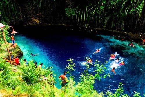 Hinatuan Enchanted, con sông nước lợ ở thị trấn Hinatuan, là điểm đến du lịch rất nổi tiếng ở Philippines. Nước sông ở đây lúc nào cũng trong vắt, nhưng điều khiến Hinatuan trở nên mê hoặc với du khách nằm ở bí ẩn về điểm khởi nguồn. Sông có dòng chảy đổ ra Thái Bình Dương, nhưng lại không có nguồn, theo Rappler.
