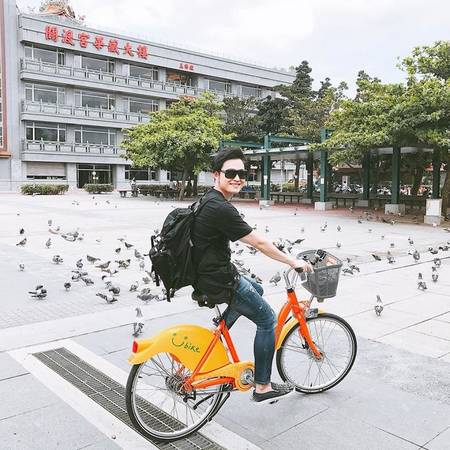 Đi Ubike Đây là phương tiện xe đạp công cộng phổ biến nhất Đài Loan. Bạn sẽ phải trả 5 đài tệ (3.500 đồng) cho 30 phút đầu, 10 đài tệ cho 30 phút tiếp theo. Trước khi sử dụng bạn phải có số điện thoại tại Đài Loan và đăng ký tại các kiost gửi trả xe (có phục vụ tiếng Anh), hoặc tải các app ubike để theo dõi các khu vực có ubike xung quanh, tiện cho việc đổi trả xe.