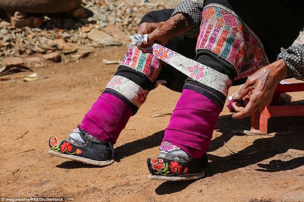 Theo quan điểm của phụ nữ xưa, đôi bàn chân nhỏ nhắn sẽ giúp họ có những bước chân uyển chuyển và mềm mại như những cánh sen hồng. Vì thế, bất chấp sự đau đớn về thể xác, tục bó chân vẫn diễn ra trên khắp cả nước, bắt đầu từ thế kỷ 10.