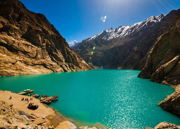 Hồ Attabad Một trong những kỳ quan tự nhiên của Pakistan là hồ trên núi Attabad được tạo ra sau thảm họa năm 2010, đất đá rơi xuống chặn dòng sông Hunza thành một đập nước tự nhiên. Lũ lụt năm đó đã khiến 6.000 người thiệt mạng và để lại hồ Attabad xanh trong như ngày nay.