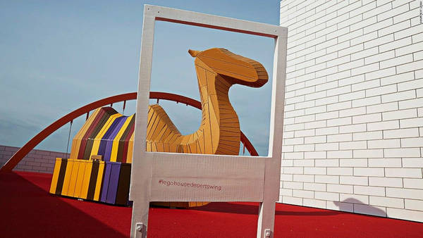 Phần mái của tòa nhà cũng có những mô hình giải trí với các chủ đề khác nhau. Một con lạc đà bằng gỗ được đặt trên một mái nhà để phù hợp với chủ đề sa mạc tại đây. Ảnh: CNN.