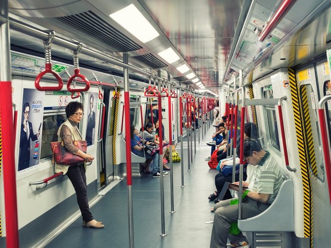  Dù chỉ đi hai chuyến mỗi ngày trong kỳ nghỉ 4 ngày tại Hong Kong, Will có thể tự tin nói rằng anh khá hiểu hệ thống MTR của thành phố này. Ấn tượng trong anh là "thân thiện, sạch sẽ, thiết kế thông minh và đúng giờ". Will cho rằng đây là hình mẫu nhiều thành phố khác trên thế giới cần tham khảo khi xây dựng hay nâng cấp hệ thống MTR. "Hệ thống tàu điện ngầm London dù tốt nhưng cũng đã hơn 100 tuổi. Nó thật phức tạp, thường xuyên trong tình trạng bẩn thỉu và không còn phù hợp với cuộc sống ở thế kỷ 21. Tôi hy vọng dự án đầu tư mới vào hệ thống MTR tại thành phố sương mù sẽ giải quyết được nhiều vấn đề hiện tại, nhưng cho tới lúc đó tôi vẫn thích đi MTR ở Hong Kong hơn".