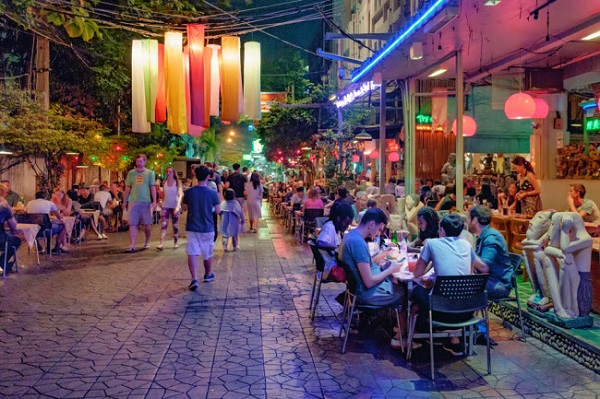 Bangkok, Thái Lan: Khi màn đêm buông xuống, khu phố cổ Soi Rambuttri ở thành phố Bangkok trở nên nhộn nhịp với các cửa hàng ẩm thực đường phố, phục vụ du khách và người dân địa phương.