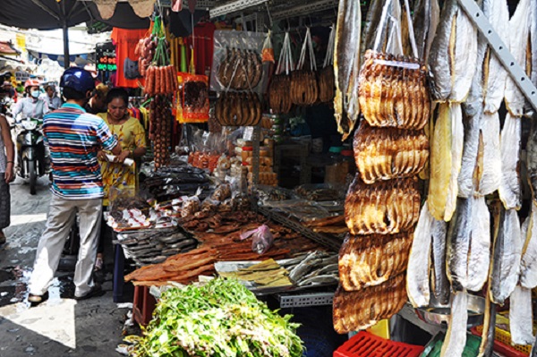 Chợ Campuchia, quận 10 Lọt thỏm trong chung cư cũ, chợ Campuchia còn được biết đến là chợ Lê Hồng Phong hay chợ Miên. Tại đây có đến hơn chục gian hàng lớn nhỏ chuyên kinh doanh sỉ và lẻ các loại đặc sản của xứ Angkor. Chợ thành lập từ hơn 20 năm nay. Tiểu thương ở đây hầu hết là người Việt từng sinh sống ở Campuchia hoặc người Việt gốc Khơ Me. Ảnh: Thiên Chương. Đến đây, bạn có thể thưởng thức các món như hủ tiếu ốc, bún riêu cua ốc, bánh canh, nui, chuối nướng,... với giá khoảng 25.000 
