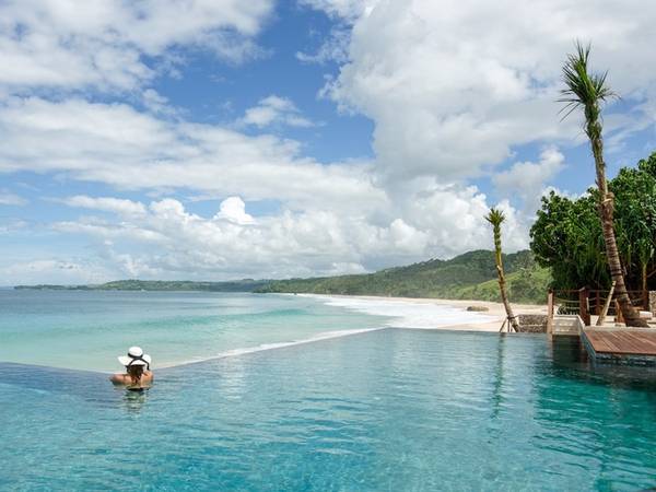 Bể bơi của căn nhà có hướng nhìn ra bãi biển Nihi, trong lòng Ấn Độ Dương.