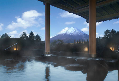 Khu nghỉ dưỡng suối nước nóng ở Hakone Hakone vốn là một trong những khu nghỉ dưỡng suối nước nóng nổi tiếng của Nhật Bản từ hàng thế kỷ nay. Tại đây, du khách có nhiều lựa chọn để trải nghiệm tắm onsen hơn với hàng chục địa chỉ cung cấp cả bể ngoài trời và trong nhà. Nhiều bể tắm có hướng nhìn ra núi Phú Sĩ hùng vĩ. Ảnh: jpninfo.