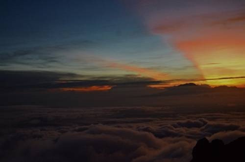 Bình minh bắt đầu lên trên đỉnh núi Merapi. Ảnh: Phong Vinh.