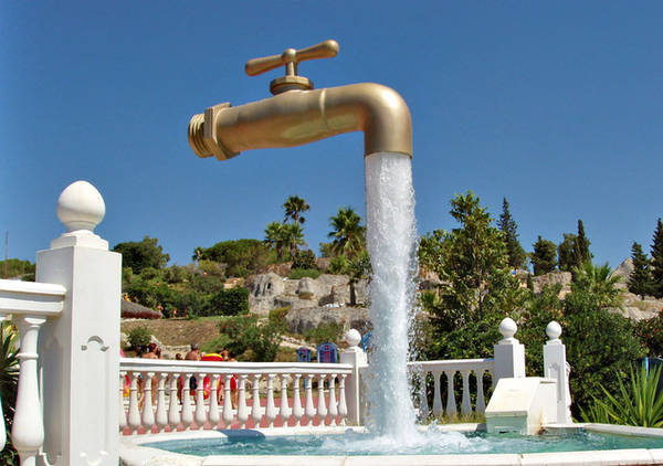 Đài phun nước ở Aqualand- Cadiz, Tây Ban Nha. Ảnh: Badbearmedia Đài phun nước lơ lửng giữa bầu trời này nằm ở Aqualand- Cadiz (Tây Ban Nha). Một đường ống bí mật nằm ẩn dưới dòng nước khiến người xem cảm nhận như có sự tác động của bàn tay ma thuật. Trên thế giới có rất nhiều phiên bản của đài phun này.