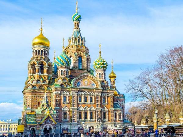 Nhà thờ Chúa cứu thế ở St. Petersburg, Nga được mô tả là: Toàn bộ nhà thờ như một tác phẩm nghệ thuật. Bên ngoài rực rỡ và bên trong còn ấn tượng hơn với những bức tranh khảm tinh xảo tới từng chi tiết.
