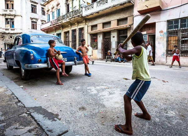11. Bóng chày Được du nhập vào Cuba từ những năm 1960, bóng chày có lẽ là trò giải trí phổ biến nhất ở Cuba hiện nay. Bất kể bạn đi đâu, chẳng hạn ở Old Havana (ảnh), bạn có thể bắt gặp trẻ em ở mọi lứa tuổi chơi bóng chày trên đường phố. Theo Liên đoàn Bóng chày Quốc tế, đội tuyển quốc gia Cuba hiện xếp thứ 5 toàn thế giới.