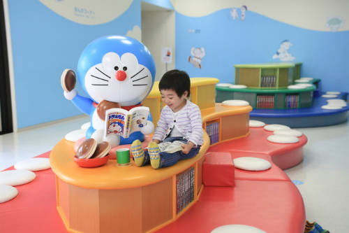  Bảo tàng Doraemon Bảo tàng nằm ở thành phố Kawasaki, là nơi du khách được trở về tuổi thơ với những hình ảnh thân thuộc trong bộ truyện tranh Doraemon nổi tiếng. Ở đây du khách có thể tìm hiểu về lịch sử truyện, tác giả, mua các món quà liên quan đến nhân vật truyện, chụp ảnh ở không gian ngoài trời mô tả cảnh truyện... Ảnh: Japanlist.