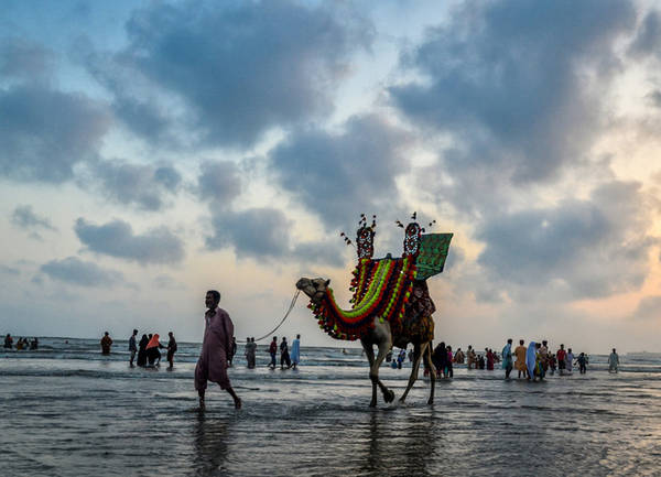 Bãi biển Clifton, Karachi Nhiều người không ngờ rằng Pakistan cũng có những bãi biển. Không những thế, nó còn còn được coi bãi biển tốt nhất khu vực và điển hình là Clifton - nơi ''''vắng vẻ'''' cho phép bạn hay bất cứ ai đi dạo, cưỡi lạc đà và ngắm nhìn phong cảnh một cách thỏa thích.