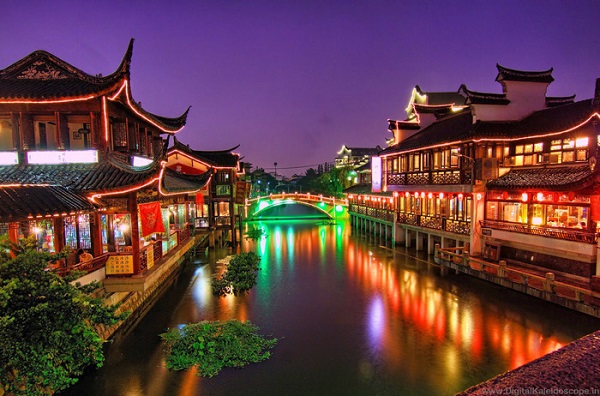 Nằm cách nội đô Thượng Hải chỉ độ 10 dặm là một điểm đến lý thú vào mỗi dịp cuối tuần của người Trung Quốc. Nhà cửa cũng như đền chùa tại Thất Bảo đã được xây dựng vào đầu thập niên năm 900.