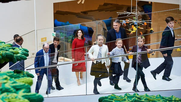 Lễ khai trương có sự tham dự của hoàng gia Đan Mạch, kiến trúc sư Bjarke Ingels và Kjeld Kirk Kristiansen, cựu Giám đốc điều hành của Lego. Ảnh: CNN.
