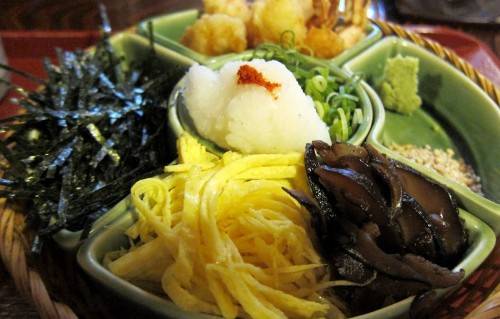 Rong biển xắt nhỏ, củ cải, hành, trứng, tempura tôm, nấm hương... là những thứ không thể thiếu khi ăn mì. Tùy theo mùa mà nhà hàng còn có thêm như tempura măng. Nước dùng chính là "linh hồn" của tô mì soba tại Honke Owariya. Theo lời chủ quán đời thứ 15, Inaoka: "Thời gian lý tưởng nhất để ăn mì soba là vào mùa thu, ngay sau mùa thu hoạch kiều mạch". Năm 2014, Inaoka Ariko là con gái Inaoka và trở thành chủ quán thứ 16. Ảnh: Wally Gobetz.