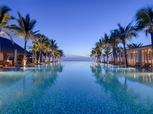 Đạt nhiều giải thưởng: Naman Retreat được Tập đoàn Empire Group phát triển, trải dài trên bãi biển Đà Nẵng - một trong sáu bờ biển quyến rũ nhất hành tinh, theo Tạp chí Forbes (Mỹ). Nơi đây cũng được World Travel Award bình chọn là khu nghỉ dưỡng hàng đầu châu Á suốt hai năm liên tiếp (2016 và 2017); khu nghỉ dưỡng chăm sóc sức khỏe toàn diện hàng đầu Việt Nam năm 2016, khu nghỉ dưỡng có dịch vụ tốt nhất 2015 và 2016...