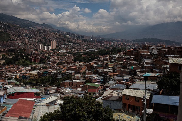 Ảnh: Juancho Torres Quang cảnh thành phố Medellín. Medellín là thành phố ở miền trung Colombia, thủ phủ của tỉnh Antioquia. Thành phố này nằm trong một thung lũng núi với độ cao 1.525m trên mực nước biển. Đây là thành phố lớn thứ hai ở Colombia. Dân số thành phố này là 2,4 triệu người.