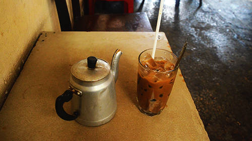 Một ly cà phê sữa đá có giá 12.000 đồng. Ảnh: Phong Vinh.