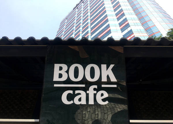 Bạn cũng có thể vào quán cà phê sách để vừa nhâm nhi một ly cà phê, vừa đọc quyển sách mới mua. 