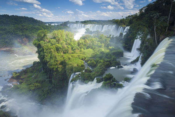  1. Thác Iguaza nằm trên biên giới giữa Argentina và Brazil được UNESCO công nhận di sản văn hóa thế giới. Khung cảnh hùng vĩ của những cánh rừng rậm rạp nằm giữa dòng thác ào ạt cũng góp một phần lớn trong việc làm nên vẻ đẹp của nơi đây.