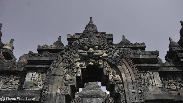 Borobudur mở cửa 6h - 17h mỗi ngày. Giá vé cho du khách nước ngoài là 22 USD/người, và 10 USD/ người đối với học sinh, sinh viên. Thời điểm tham quan đẹp nhất là lúc bình minh. Ngoài ra, để tiết kiệm chi phí, bạn có thể mua vé combo với giá 40 USD/ người để viếng thăm Borobududur và Prambanan - ngôi đền Hindu lớn nhất Indonesia. Vé này có giá trị trong 48 tiếng.