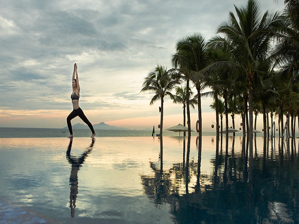 Naman Retreat còn là một trong những khu nghỉ dưỡng chăm sóc sức khỏe toàn diện hàng đầu Việt Nam 2016 (Vietnams Best Wellness Retreat 2016). Sau một đêm ngon giấc, du khách có thể tiếp tục khởi đầu kỳ nghỉ bằng bài tập yoga trước biển và đón bình minh.