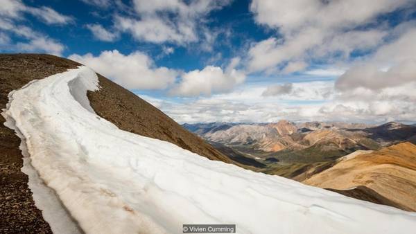 Một nhóm khách khác tới Yukon để tìm vận may nhưng là một loại ''''vàng'''' hoàn toàn khác. Đó là các nhà địa chất học đi tìm trầm tích cặn có chứa bằng chứng về thuyết ''''Quả cầu tuyết Trái Đất''''. Ví dụ như khi khí hậu trái đất từng thay đổi và bề mặt bị đóng băng vào khoảng 650 đến 750 triệu năm trước.