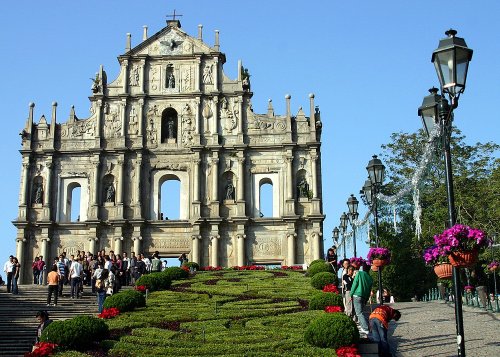 Nhà thờ Thánh Phaolô (St. Paul), còn được gọi là "Mater Dei", được xây dựng bởi người Bồ Đào Nha vào thế kỷ 17 để kính Thánh Phaolô Tông Đồ. Đây là một trong những địa danh lịch sử nổi tiếng nhất của Macau, được UNESCO công nhận là Di sản thế giới vào năm 2005.