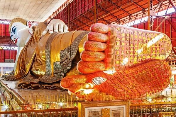 Nằm trên đường Shwegondine, Yagon, Chùa Kyaukhtatgyi (còn gọi là chùa Chauk Htat Gyi) nổi tiếng bởi tôn tượng đức Phật Thích Ca trong tư thế nằm kiết tường. Đây là tượng Phật nằm được tạc vào năm 1906 và được trùng tu năm 1957 với chiều dài 72m và cao 16m. Du khách có thể đến tham quan từ 6h tới 20h hàng ngày, vé vào cửa 5 USD/lượt. Ảnh: Pinterest.
