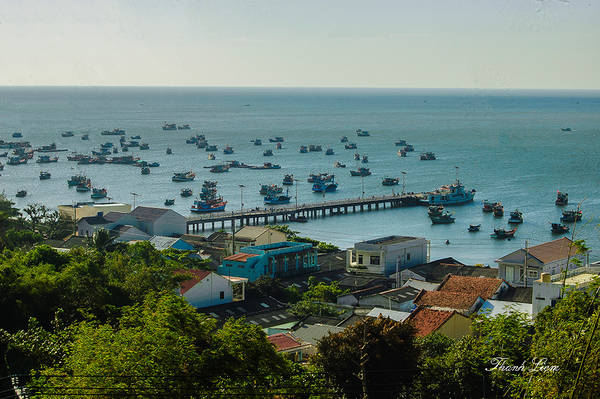 Cầu cảng Lại Sơn với những con tàu neo đậu hiện ra trong tầm mắt, giúp bạn hình dung được nhịp sống thanh bình của ngư dân miền biển Tây.