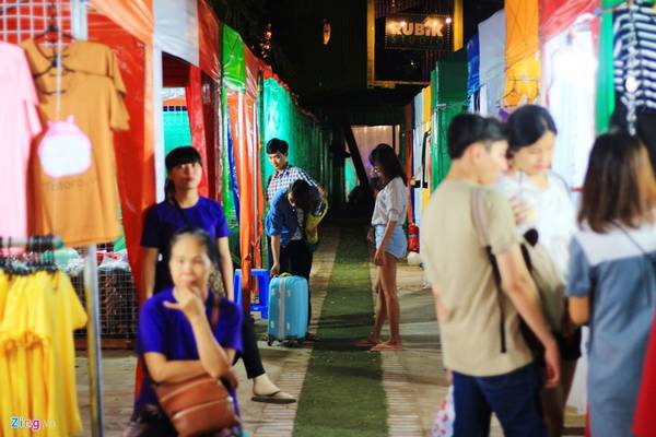 Rubik Zoo là tổ hợp mua sắm bằng container nằm trong khuôn viên Thảo Cầm Viên (đường Nguyễn Thị Minh Khai, quận 1, gần cầu Thị Nghè). Ảnh: Huỳnh Hằng.