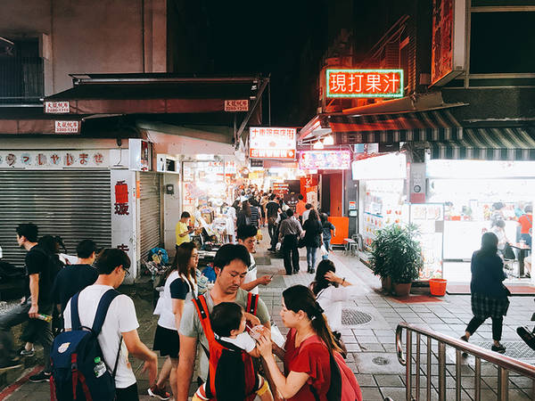 Khám phá chợ đêm ở Đài Bắc (Đài Loan) là lựa chọn lý tưởng cho những du khách muốn trải nghiệm đời sống văn hóa của người dân địa phương. Trong số những chợ đêm sầm uất tại thành phố này, du khách không nên bỏ lỡ hành trình đến Shilin, ngôi chợ đêm lớn nhất và nổi tiếng bậc nhất Đài Bắc. Chợ nằm ở quận Shilin, thuận tiện với ga tàu điện ngầm MRT Jiantan gần đó.