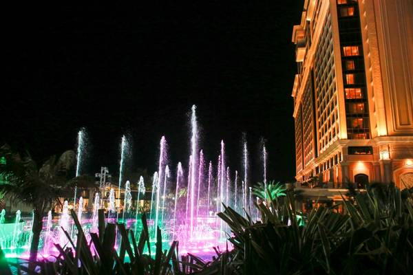Đài nhạc nước lung linh sắc màu Fountains of Ho Tram