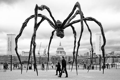 Tác phẩm bức tượng con nhện ở Tate Modern, London, Anh. Ảnh: Louise Bourgeois Hình ảnh giống như trong phim kinh dị này là của bức tượng con nhện cao 9m, được nghệ sĩ 95 tuổi, Louise Bourgeois tạo tác. Con nhện được làm bằng đồng, thép không gỉ và đá cẩm thạch, đặt bên ngoài Tate Modern, London, Anh.