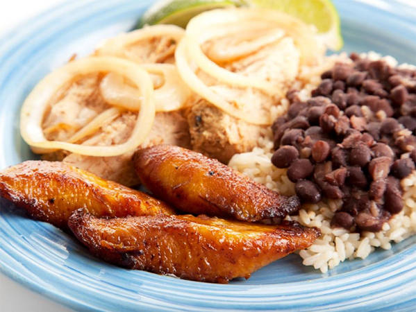 8. Món chuối chiên Bạn đang tìm một món ăn Cuba truyền thống? Hãy thử ngay món chuối chiên ngọt ngào ăn kèm đậu đen và cơm trắng. Đây là món ăn dễ hợp khẩu vị đối với hầu hết người dân Cuba và khách du lịch.