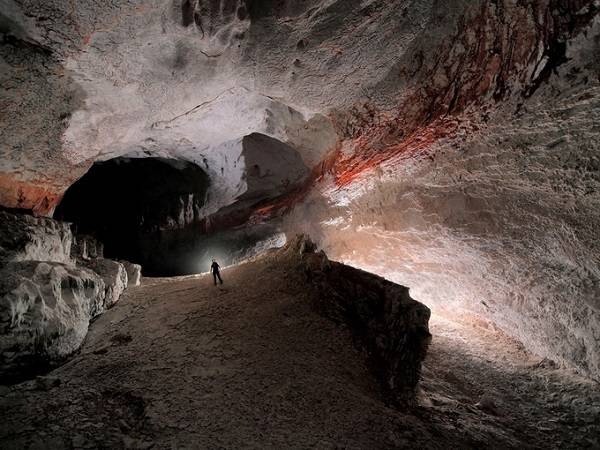 Công viên Quốc gia Gunung Mulu, một trong những hang động lớn và đẹp nhất trái đất được UNESCO công nhận là Di sản thế giới từ năm 2000 với hàng nghìn loại thực vật và hàng triệu con dơi trú trong hang. Đây còn là địa điểm du lịch khám phá lý thú.