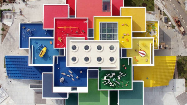 Sau nhiều năm lên kế hoạch và xây dựng, tòa nhà Lego ấn tượng của công ty sản xuất đồ chơi Lego đã hoàn thiện và mở cửa đón khách từ tháng 9/2017 ở Billund, Đan Mạch. Ảnh: CNN.