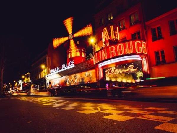 Pigalle, Paris, Pháp Mại dâm là bất hợp pháp ở Paris, nhưng chính quyền thành phố vẫn làm ngơ trước hoạt động của khu đèn đỏ Pigalle. Ngay khi nhìn thấy nhà hát Moulin Rouge nổi tiếng, du khách đã đến với quận đèn đỏ sôi động nhất ở thủ đô nước Pháp. Pigalle đang được cải tạo nhanh chóng, khu Nam Pigalle hiện nay trở thành nơi sinh sống của những người giàu có phung phí tiền bạc. Ảnh: iStock.