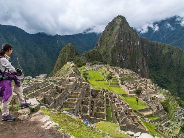 Điểm đến tiếp theo được bình chọn trong top 10 nơi nổi tiếng nhất thế giới năm 2017 là thành phố cổ Machu Picchu ở Peru. Một du khách nhận xét: "Chúng tôi đứng quanh bức tường thành và ở đó, trước mắt là thành phố trải dài với tất cả vẻ đẹp lộng lẫy, lấp lánh dưới ánh mặt trời. Đó cũng là những gì tôi hy vọng được nhìn thấy".