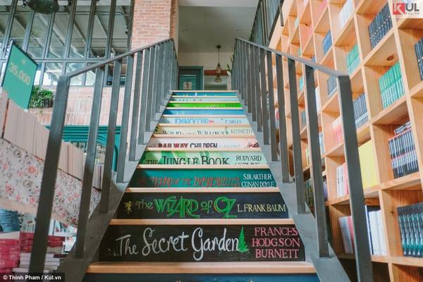 Liệu bạn có khả năng đọc hết tất cả những tựa sách trên những bậc thang này không?
