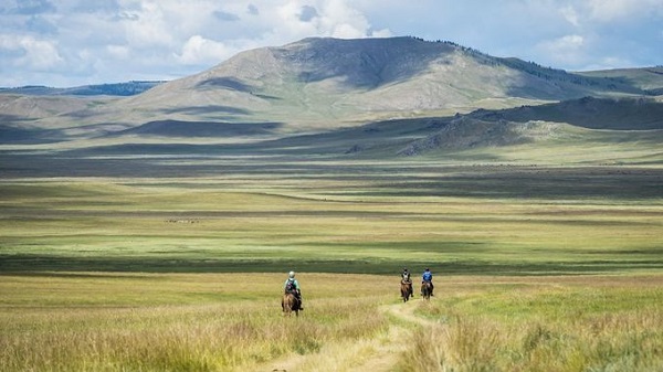 Đua ngựa ở Mông Cổ Hành trình trên lưng ngựa kéo dài 1.000 km đưa du khách băng qua những vùng thảo nguyên mênh mông, xa xôi và hẻo lánh nhất ở Mông Cổ. Chuyến đi có 25 điểm dừng chính là những trạm nuôi ngựa truyền thống. Ảnh: Theadventurists.