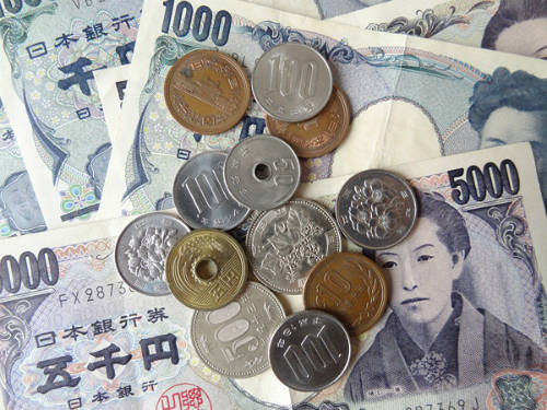 Ở Nhật Bản, rất khó để chúng ta bắt gặp những mặt dây chuyền có xâu đồng xu. Vì ở đấy có điều luật cấm không được làm hỏng, phá hoại hoặc vứt bỏ tiền tệ. Nếu bị bắt quả tang, bạn sẽ bị phạt tới 200.000 yên (hơn 40 triệu đồng), hoặc phạt tù 1 năm.