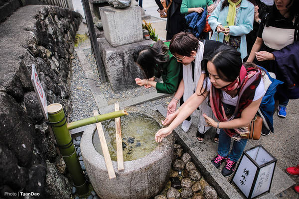 Trước khi lên đường vào chùa, du khách sẽ rửa tay và súc miệng tại một chậu nước lớn bằng đá gọi là temizuya nằm ở bên đường Sando. Hành động này mang ý nghĩa là gột rửa bản thân trước khi vào trong chùa.