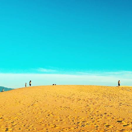 Theo người dân địa phương, không chỉ vân cát mà màu cát cũng thay đổi theo từng giờ trong ngày. Khi nắng hay ráng chiều, cát ánh lên màu vàng rực. Ảnh: kangphamm